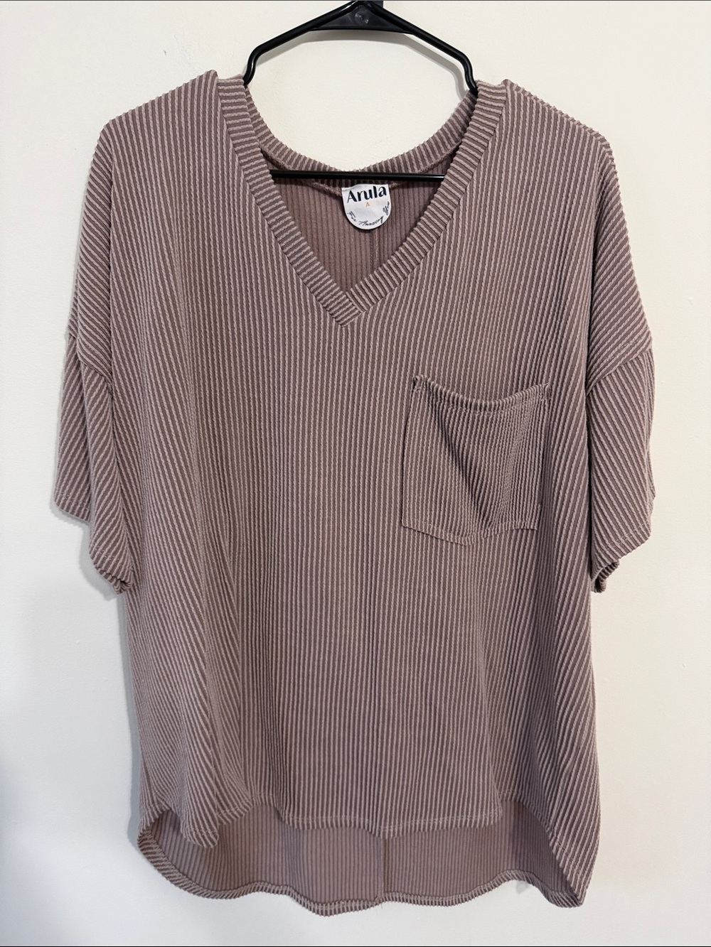 ARULA Mauve Ribbed V-Neck Pocket Tee